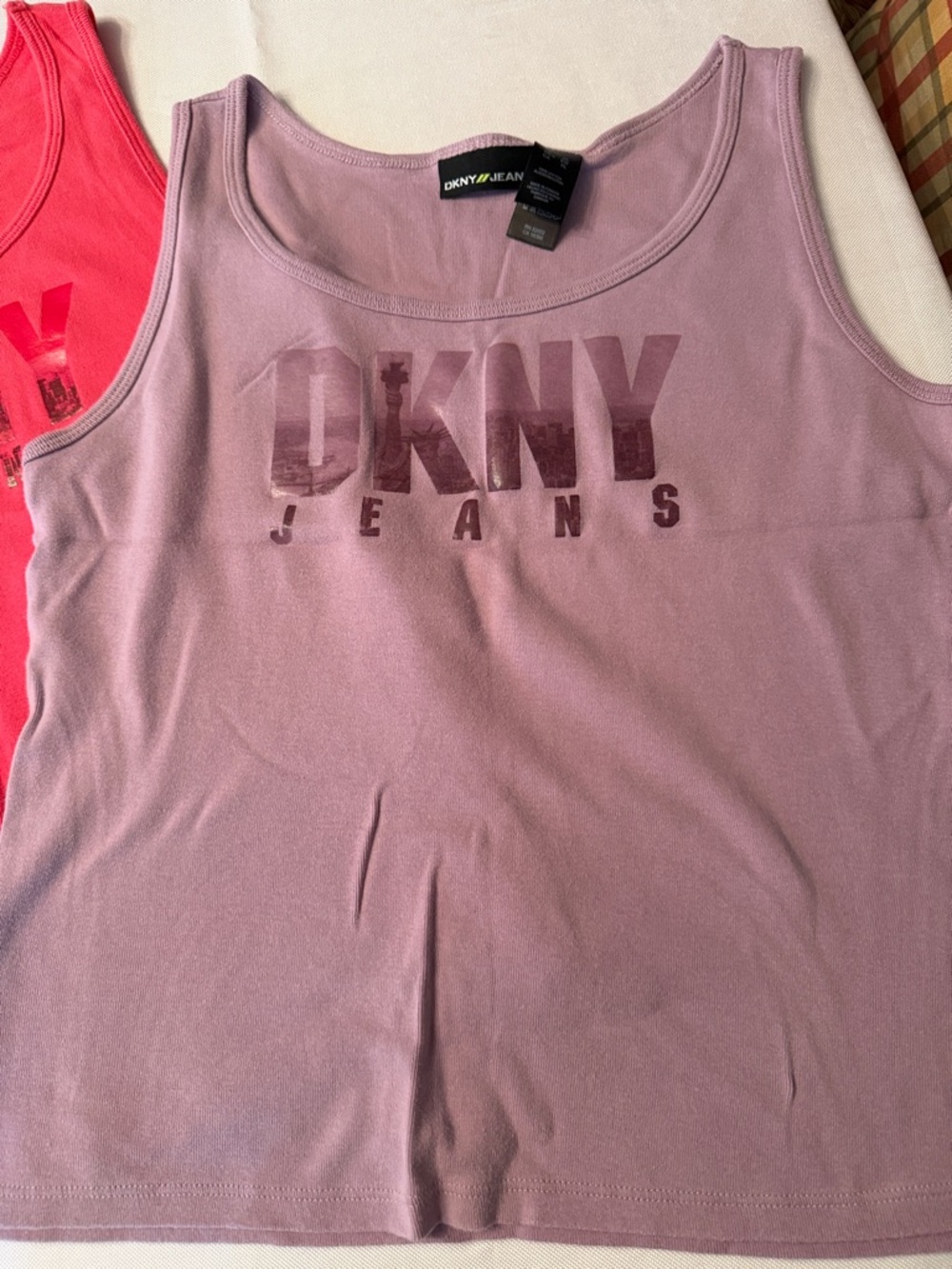 2 DKNY jeans sleeveless New York sleeveless tops size XL
Light purple, pink/red - Picture 2 of 10